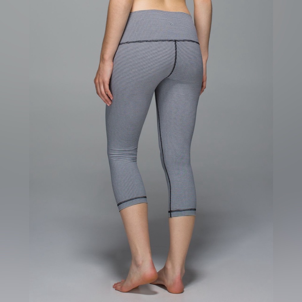 Lululemon Wunder Under black and white capri leggings. Size 4